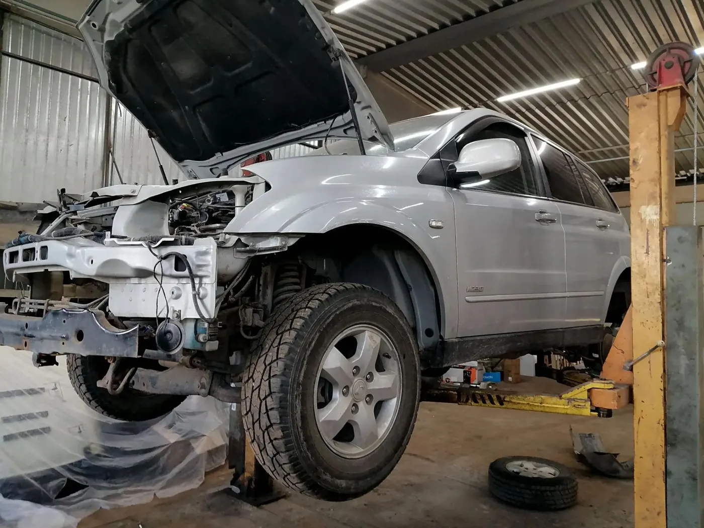 Разобранная передняя часть SsangYong Kyron перед снятием кузова